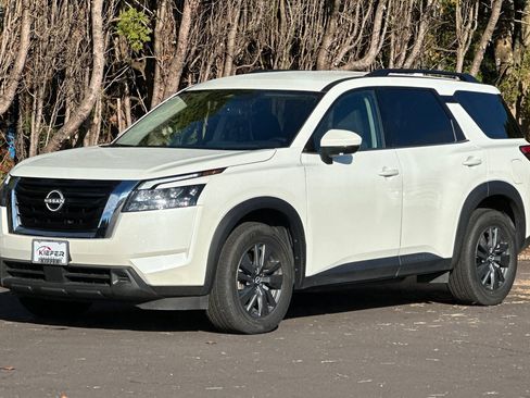Used 2024 Nissan Pathfinder SV image 8