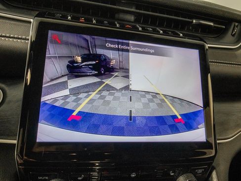 Used 2023 Jeep Grand Cherokee Limited w/ Black Appearance Package image 24