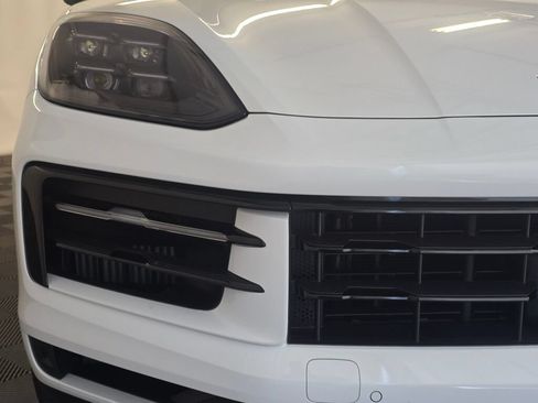 Certified 2025 Porsche Cayenne S AWD/4WD image 32