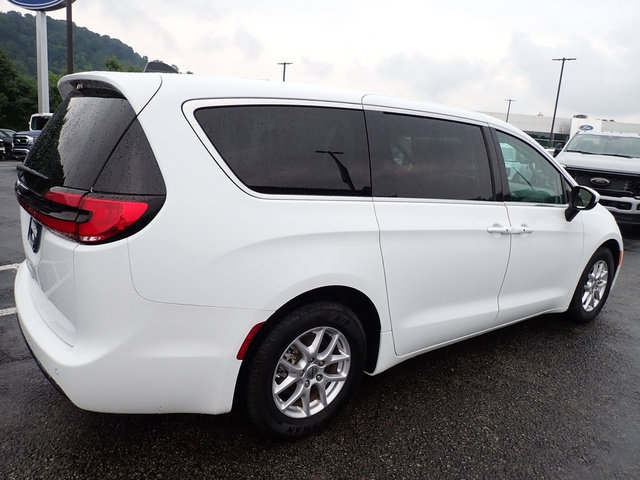 Used 2023 Chrysler Pacifica Touring-L FWD image 8