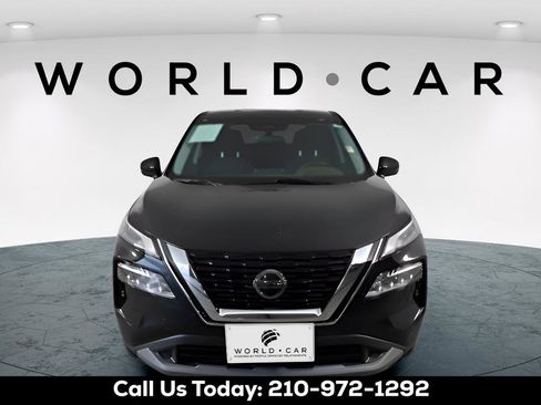 Used 2021 Nissan Rogue SV image 2