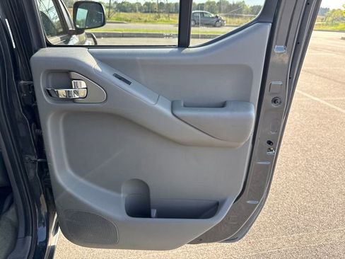 Used 2013 Nissan Frontier SV w/ SV Value Truck Pkg AWD/4WD image 16