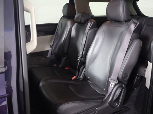 Used 2024 Kia Carnival LX image 28