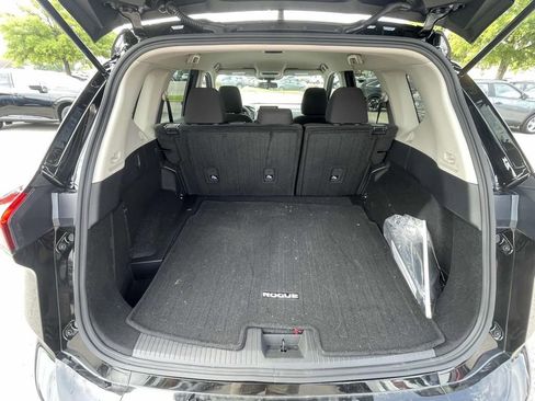Used 2025 Nissan Rogue S image 9