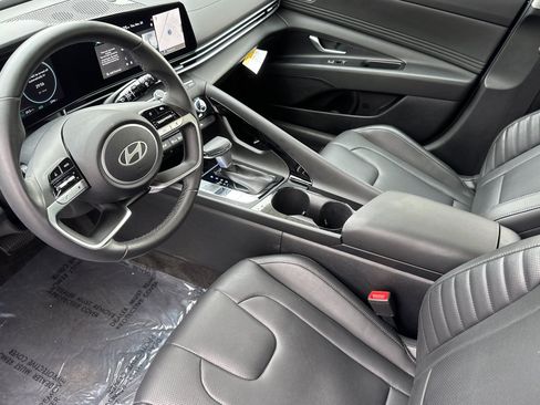 Used 2025 Hyundai Elantra Limited image 9