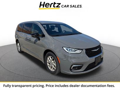 Used 2025 Chrysler Pacifica Select