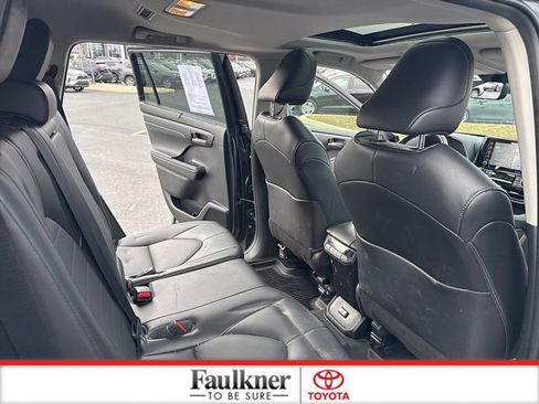Used 2022 Toyota Highlander XLE image 15