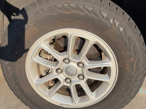 Used 2019 Jeep Grand Cherokee Laredo w/ Security & Convenience Group AWD/4WD image 18