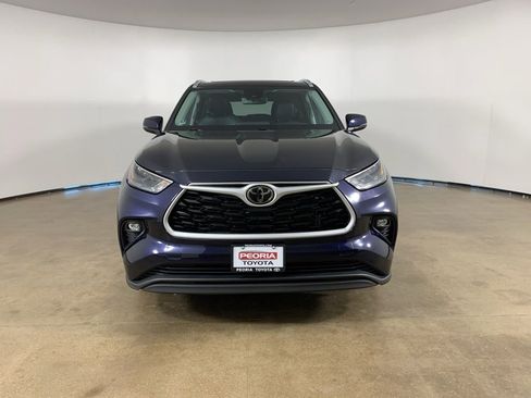 Used 2023 Toyota Highlander XLE AWD/4WD image 3