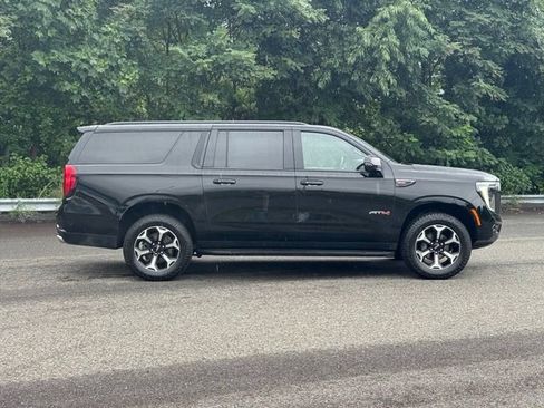 Used 2025 GMC Yukon XL AT4 AWD/4WD image 10
