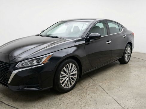 Used 2025 Nissan Altima 2.5 SV image 3