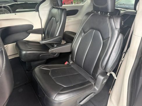 Used 2023 Chrysler Pacifica Touring-L FWD image 15
