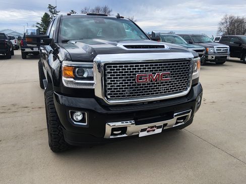 Used 2017 GMC Sierra 2500 Denali w/ Duramax Plus Package AWD/4WD image 3