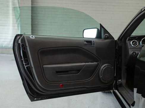 Used 2005 Ford Mustang GT RWD image 29