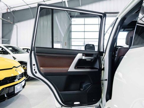Used 2018 Toyota Land Cruiser image 14