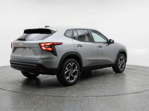 Used 2025 Chevrolet Trax LT FWD image 9