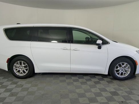 Used 2023 Chrysler Voyager LX image 4