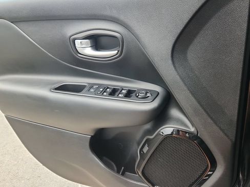 Used 2019 Jeep Renegade Altitude w/ Quick Order Package 22M AWD/4WD image 9