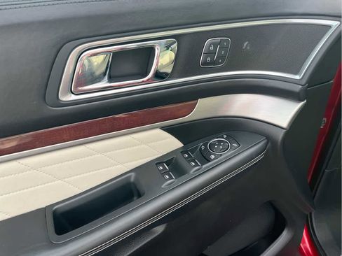 Used 2017 Ford Explorer Platinum image 32