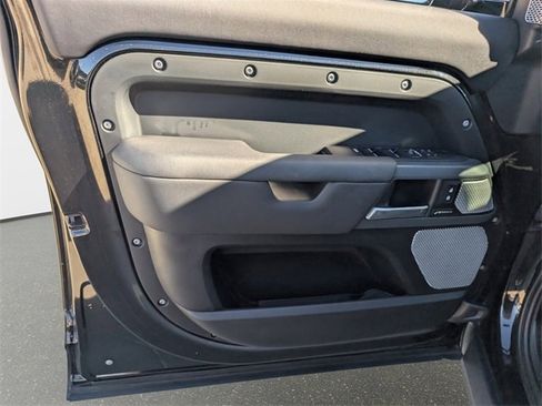 Used 2024 Land Rover Defender 130 X-Dynamic SE image 15