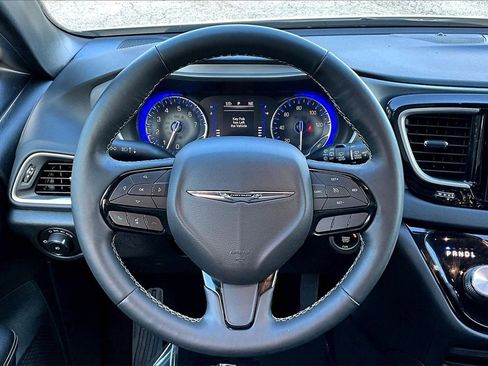 Used 2020 Chrysler Pacifica Touring-L w/ S Appearance Package image 9