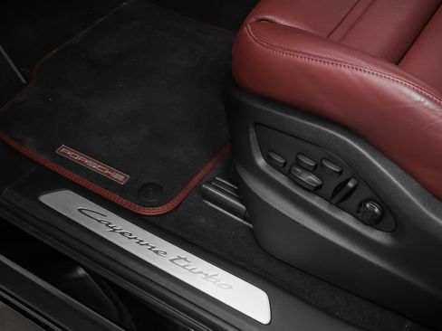 Certified 2024 Porsche Cayenne Turbo AWD/4WD image 39