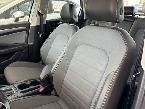 Used 2025 Volkswagen Jetta SE FWD image 37