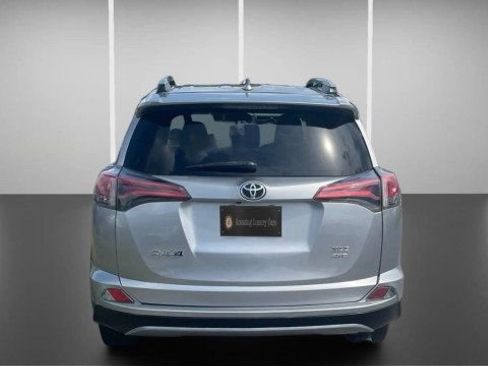 Used 2018 Toyota RAV4 XLE AWD/4WD image 9