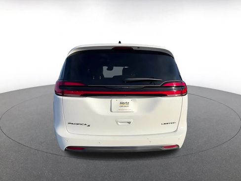 Used 2025 Chrysler Pacifica Limited image 12
