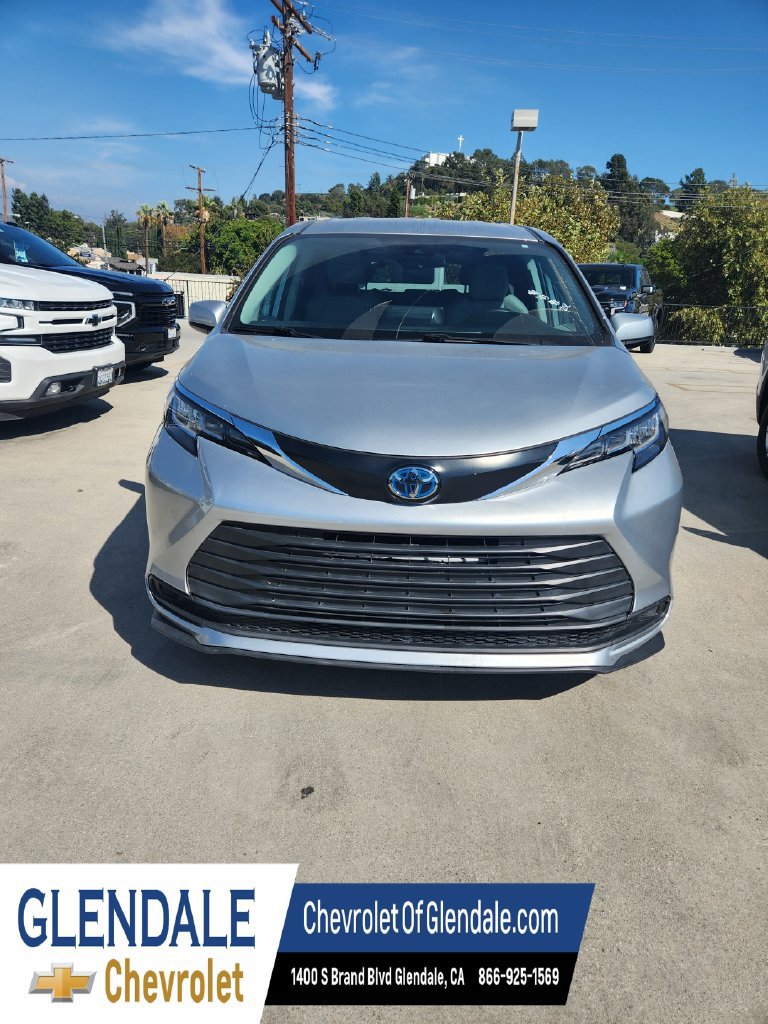 Used 2023 Toyota Sienna LE FWD image 1