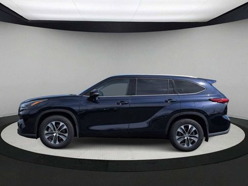 Used 2021 Toyota Highlander XLE AWD/4WD image 5