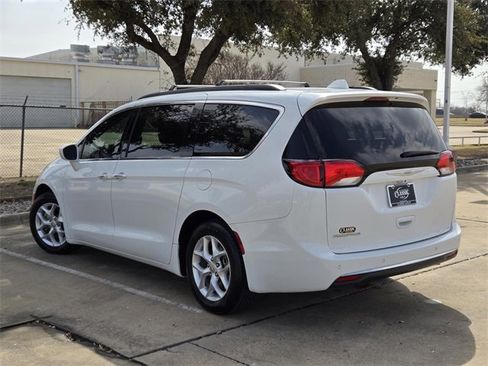 Used 2018 Chrysler Pacifica Touring Plus w/ Tire & Wheel Group image 4