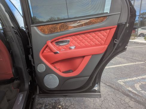 Used 2018 Bentley Bentayga Mulliner image 39