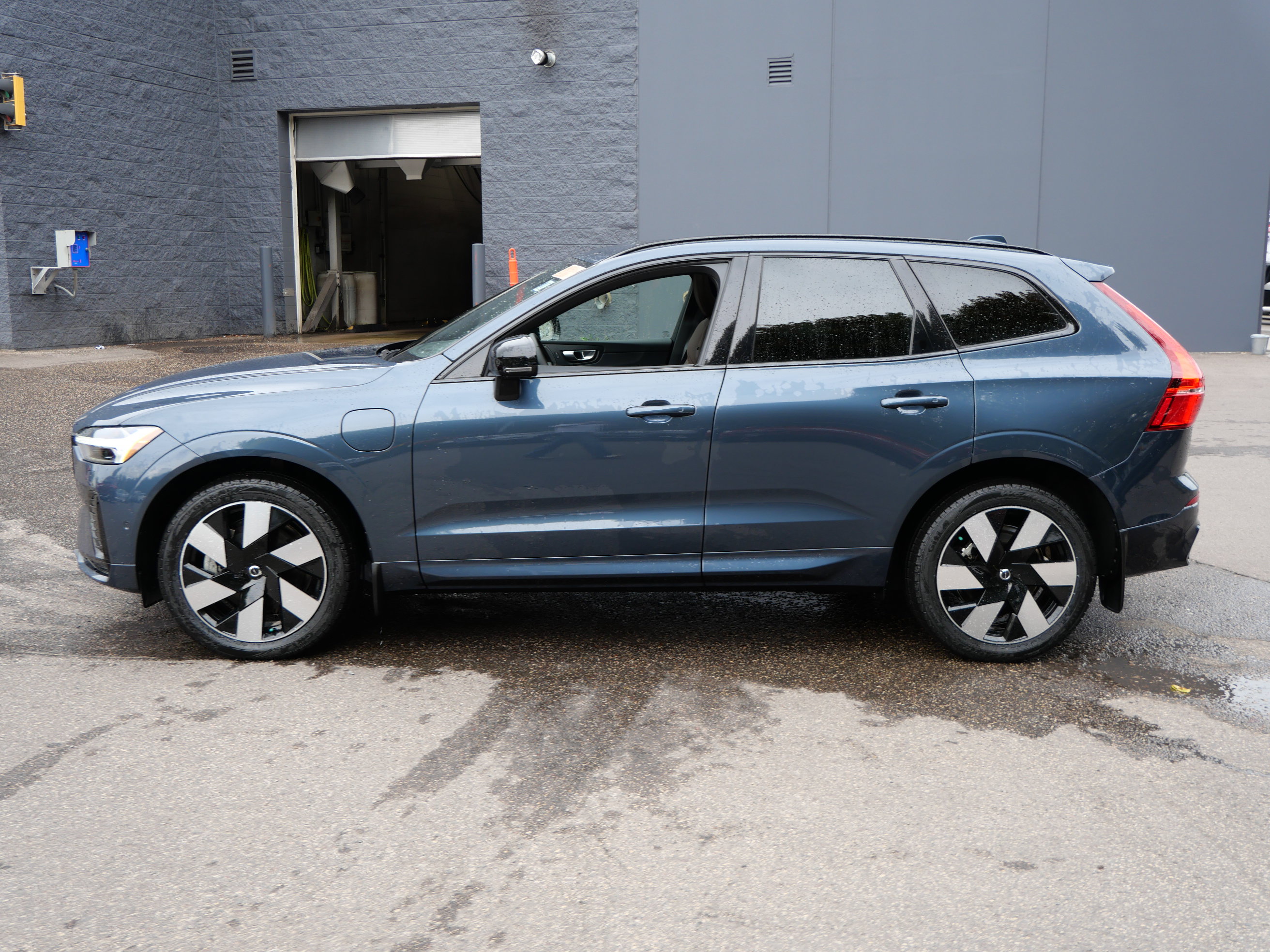 Certified 2024 Volvo XC60 T8 Plus w/ Climate Package AWD/4WD image 7