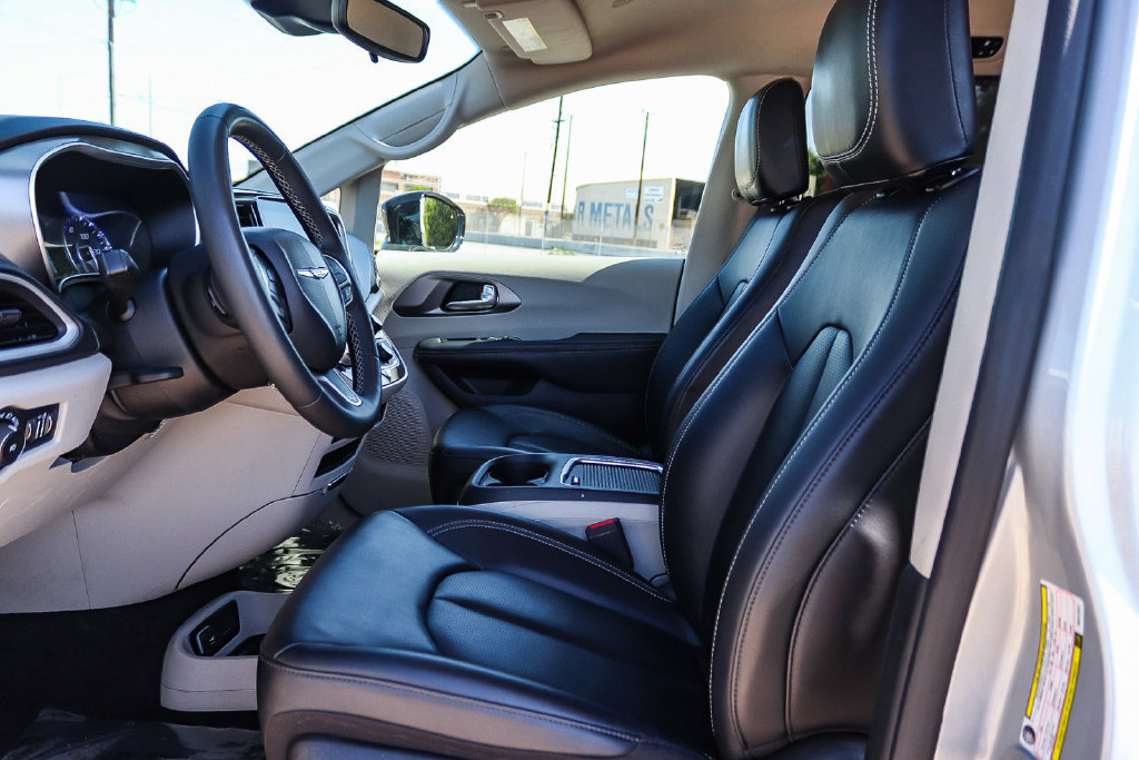 Used 2024 Chrysler Pacifica Touring-L FWD image 19