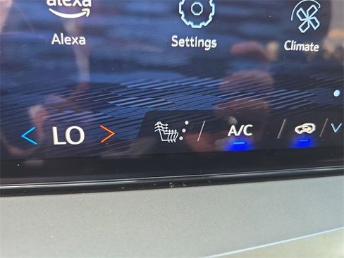 Used 2024 Chevrolet Traverse LT image 20