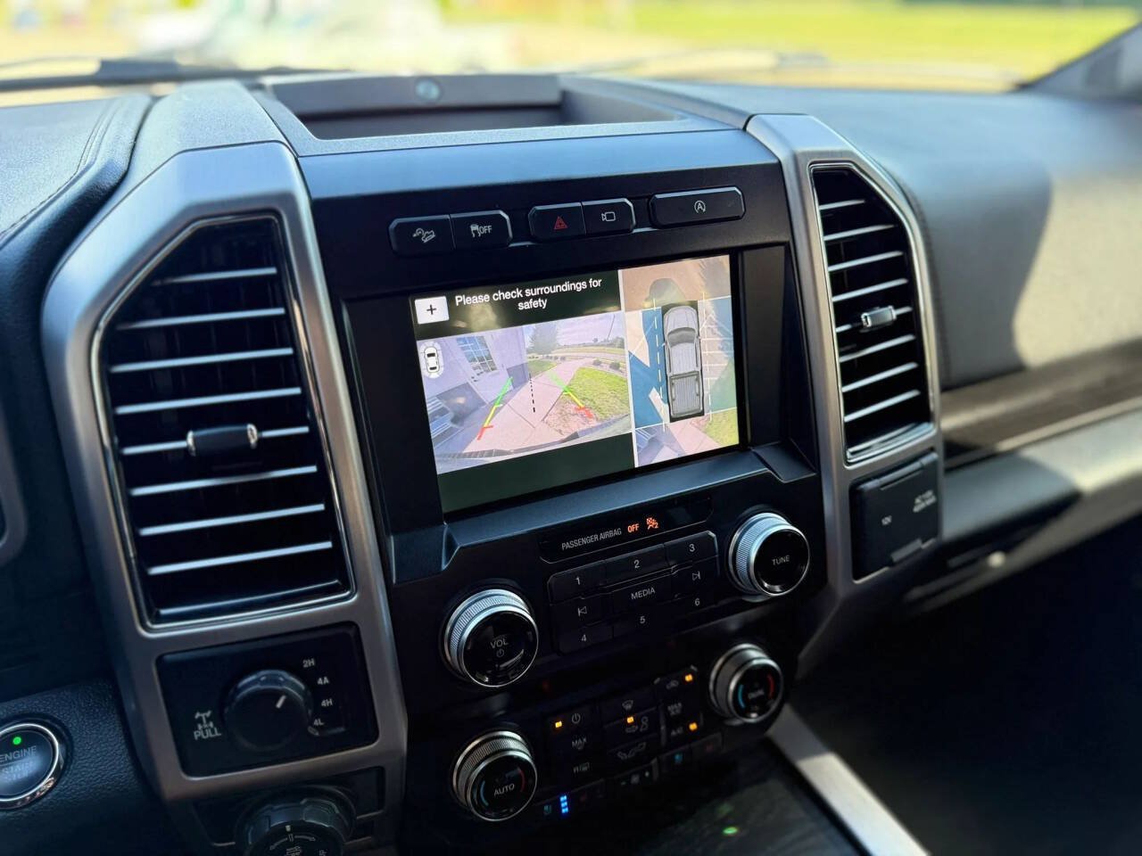 Used 2019 Ford F150 Platinum w/ Equipment Group 701A Luxury AWD/4WD image 23