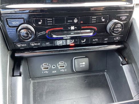 Used 2025 Jeep Grand Cherokee Altitude AWD/4WD image 24