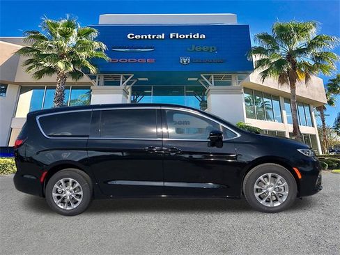 New 2026 Chrysler Pacifica Limited w/ Uconnect Theater Family Group image 4
