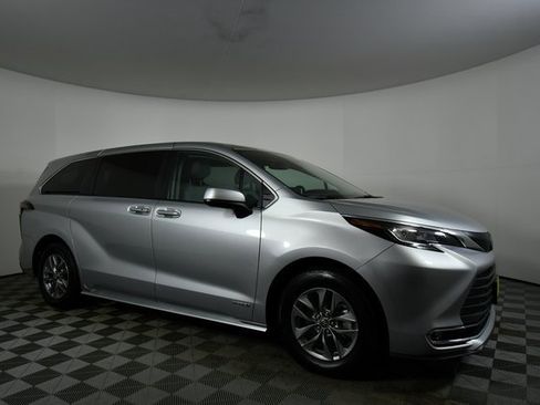 Used 2021 Toyota Sienna XLE image 9