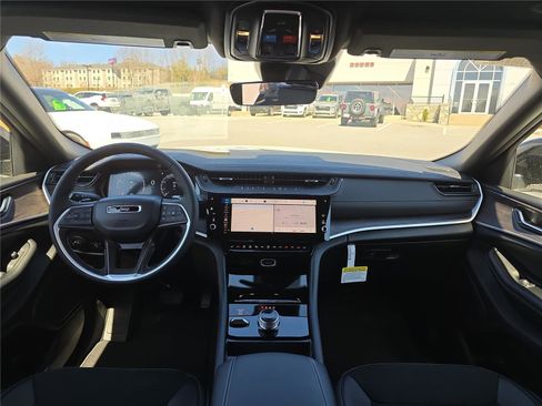 New 2026 Jeep Grand Cherokee Altitude AWD/4WD image 18