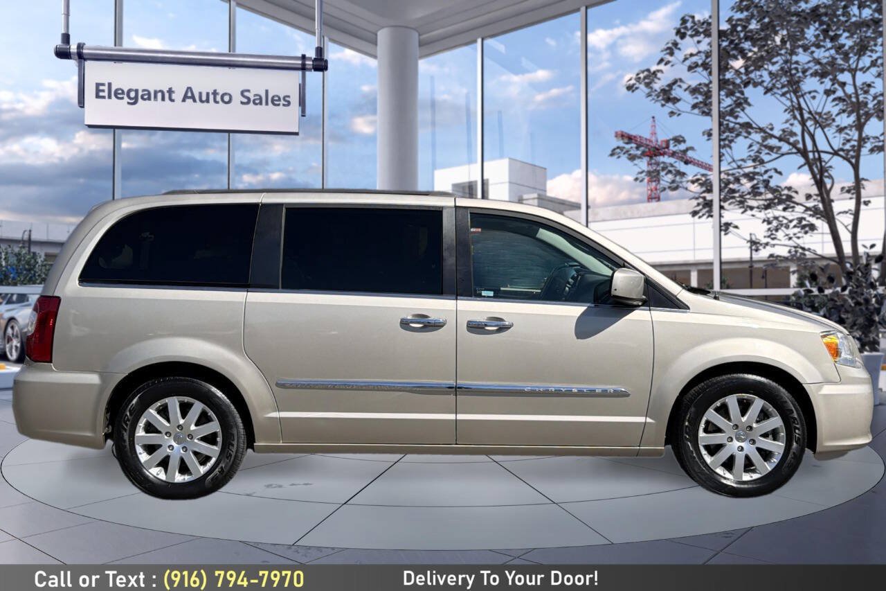 Used 2016 Chrysler Town & Country Touring w/ Driver Convenience Group FWD image 4