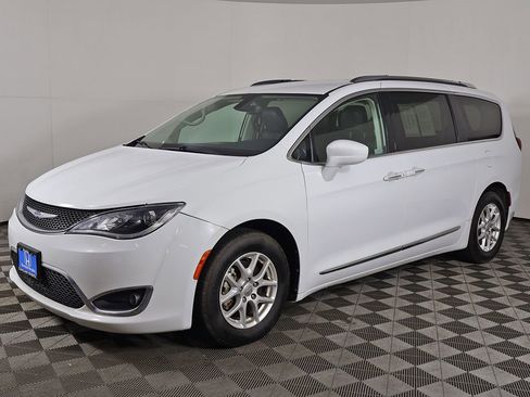 Used 2020 Chrysler Pacifica Touring-L FWD image 6