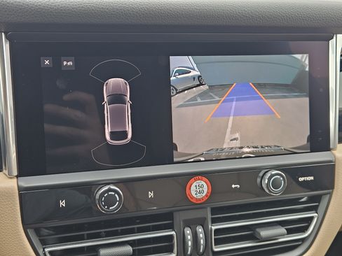 Certified 2026 Porsche Macan AWD/4WD image 18
