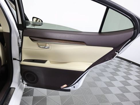 Used 2016 Lexus ES 300h w/ Luxury Package w/Wood Trim FWD image 22
