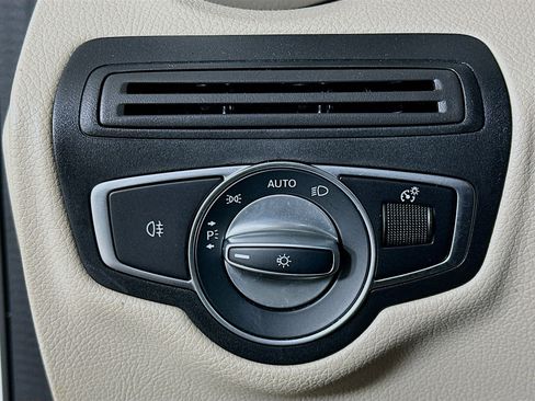 Used 2022 Mercedes-Benz GLC 300 4MATIC w/ Premium Package Lite image 17