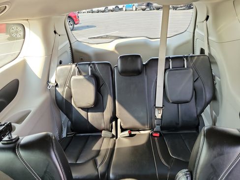 Used 2024 Chrysler Pacifica Touring-L FWD image 13