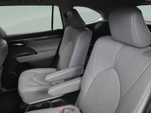 Used 2022 Toyota Highlander Platinum FWD image 34