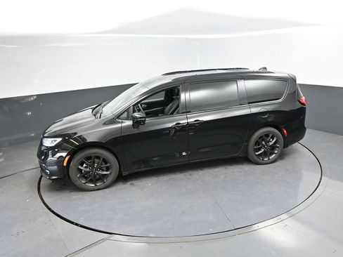 Used 2025 Chrysler Pacifica Limited FWD image 45