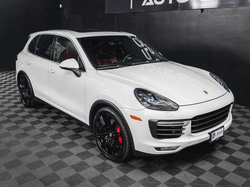 Used 2015 Porsche Cayenne Turbo image 19
